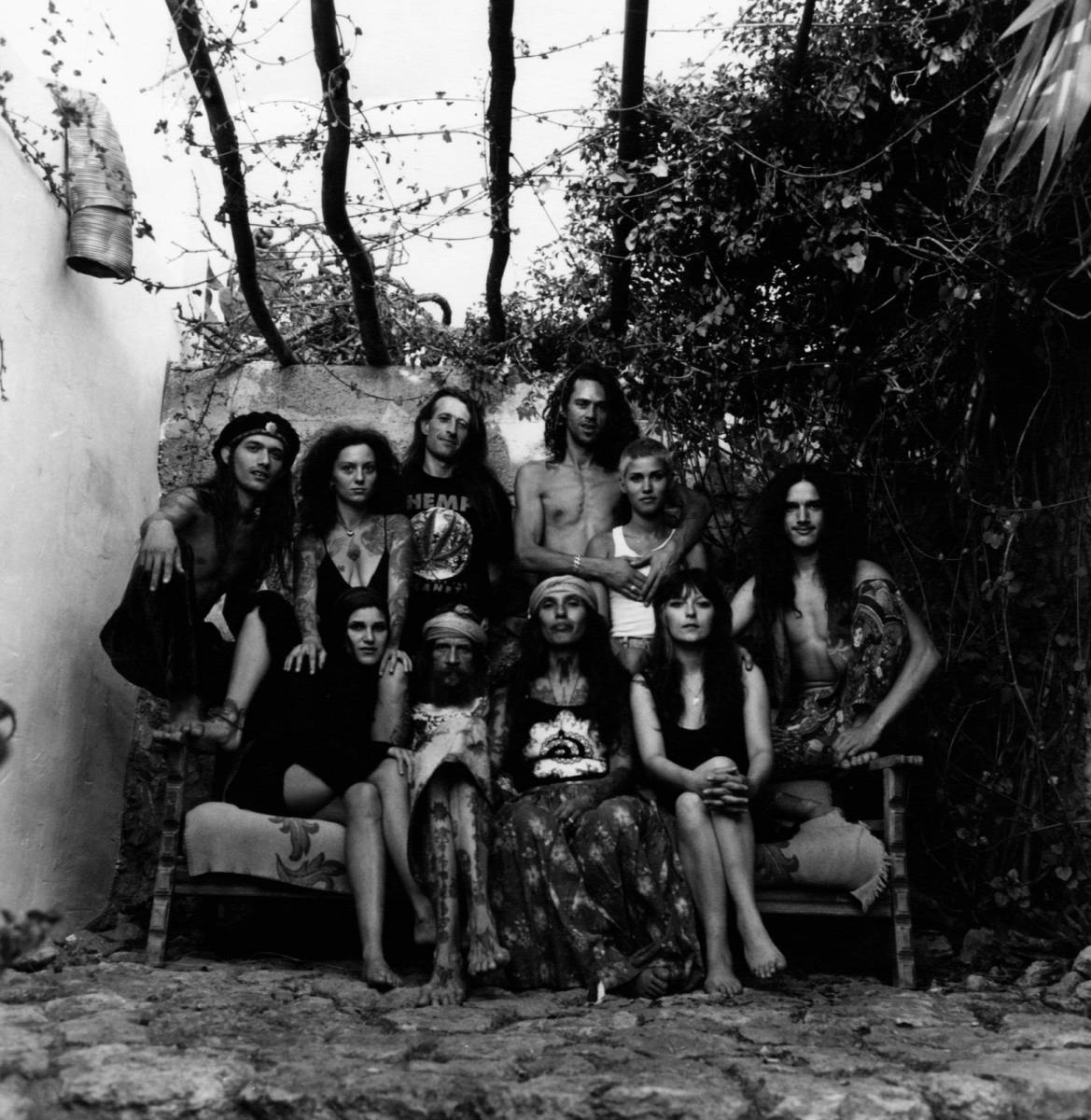 The Leu Family, 2004, fronte retro, stampa in bianco e nero su PVC, 250 x 250 cm.